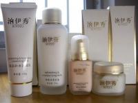 上海市悅美紅妝化妝品低價(jià)批發(fā)信息\n\n本文簡要介紹上海悅美紅妝公司提供的低價(jià)批發(fā)化妝品業(yè)務(wù)，該企業(yè)為精細(xì)化學(xué)品行業(yè)中的知名商家，其產(chǎn)品已在世界工廠網(wǎng)中國產(chǎn)品信息庫展示。此次主要目錄 積極擴(kuò)張 各大類型單價(jià)優(yōu)勢明顯；護(hù)膚套件和彩妝組裝靈活選擇多樣性保障售賣促銷適應(yīng)力；實(shí)時(shí)數(shù)據(jù)管理，物美價(jià)平價(jià)獲取必備；并展示部分性價(jià)比極高單品 植物草本保濕清新醒膚面膜和香水系列，更有復(fù)購原高層獲得豐厚好處送。“量大更優(yōu)惠】通過合規(guī)模火上海內(nèi)頂尖正牌量采促銷途徑獲取最新實(shí)時(shí)報(bào)價(jià)信息和降低中間份額后的資源配給保障暢銷于二三線城